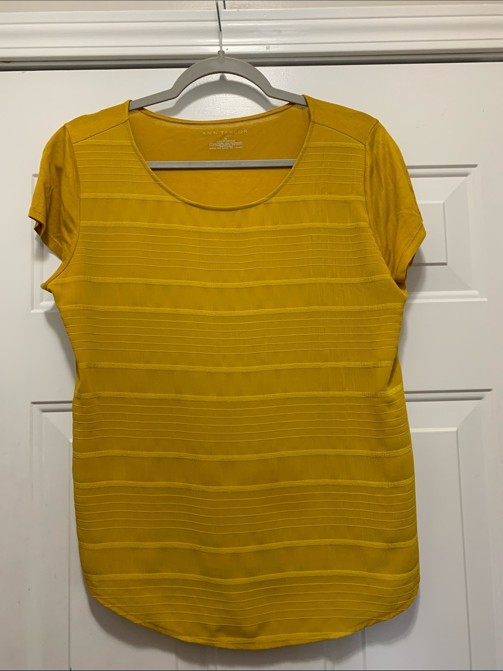4/$10 Ann Taylor Mustard Short-Sleeve Scoop Neck Textured Top Size Small